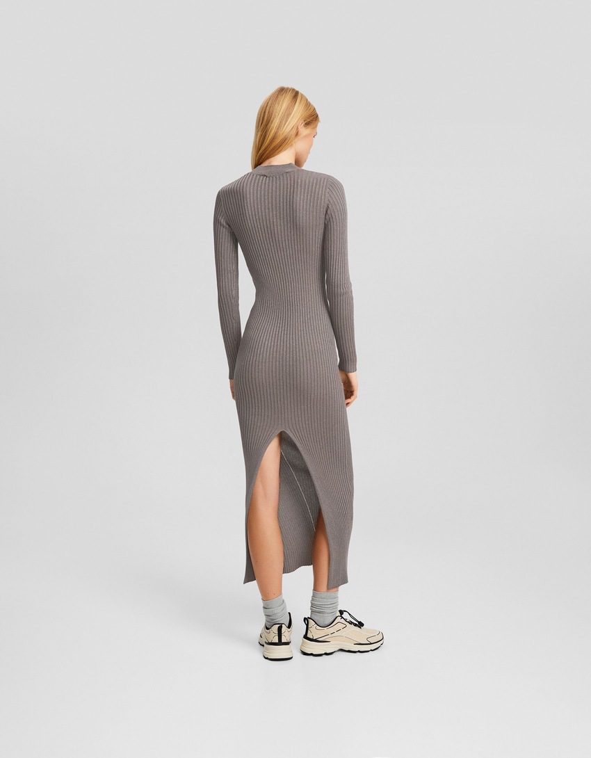 Vestido midi de malha brilhante com gola alta e mangas compridas.