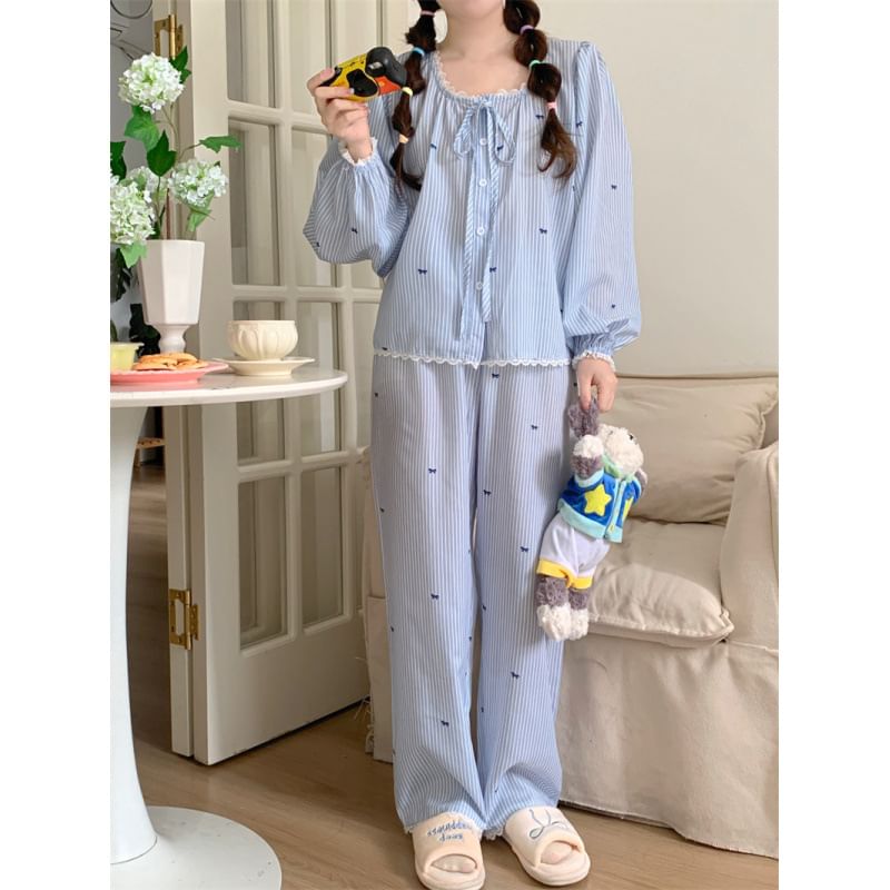 Sadelle - Pyjamaset: Top met lange mouwen, ronde hals, gestreepte kanten rand, knoopjes en broek
