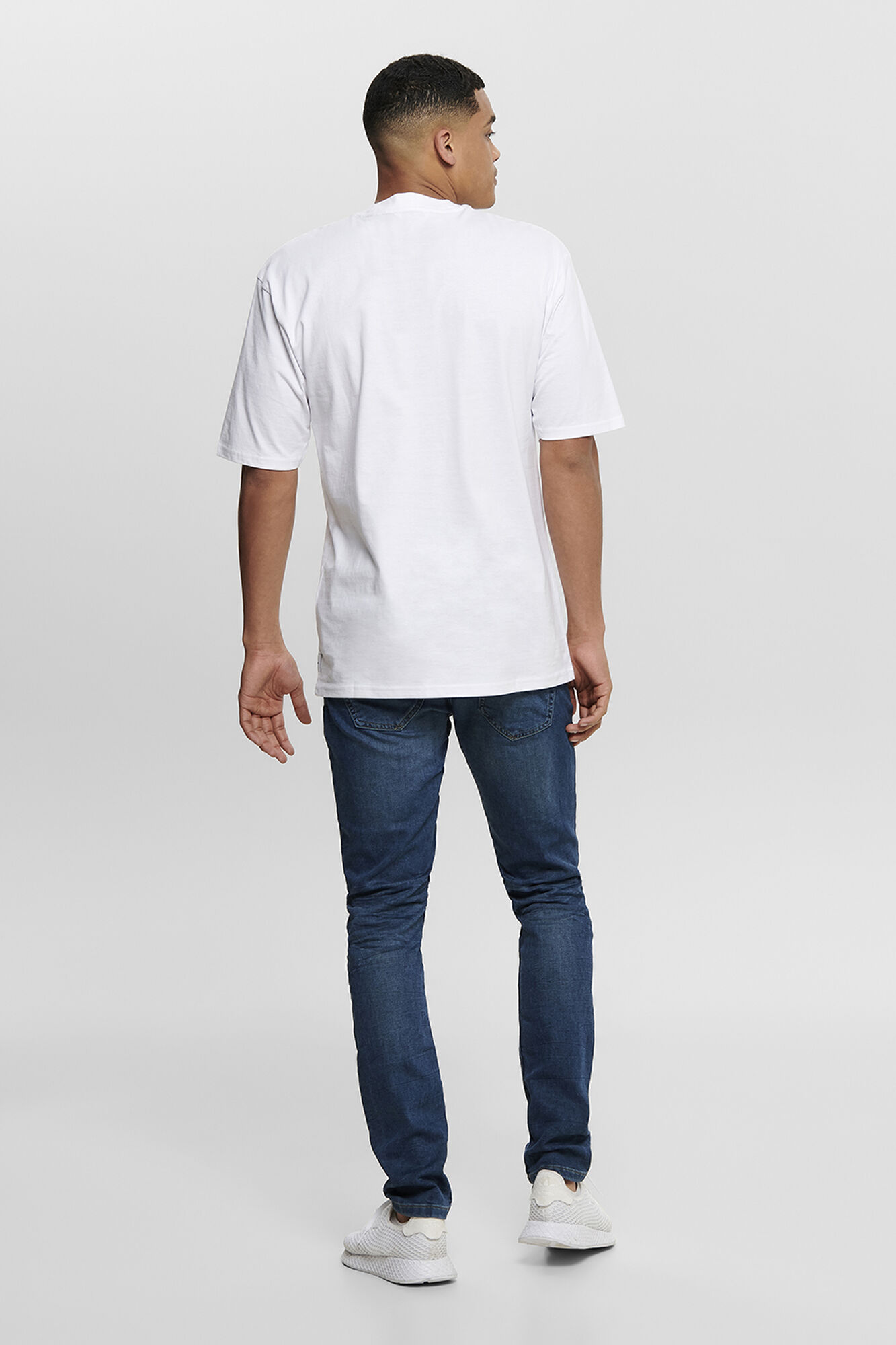 calça jeans azul de corte justo
