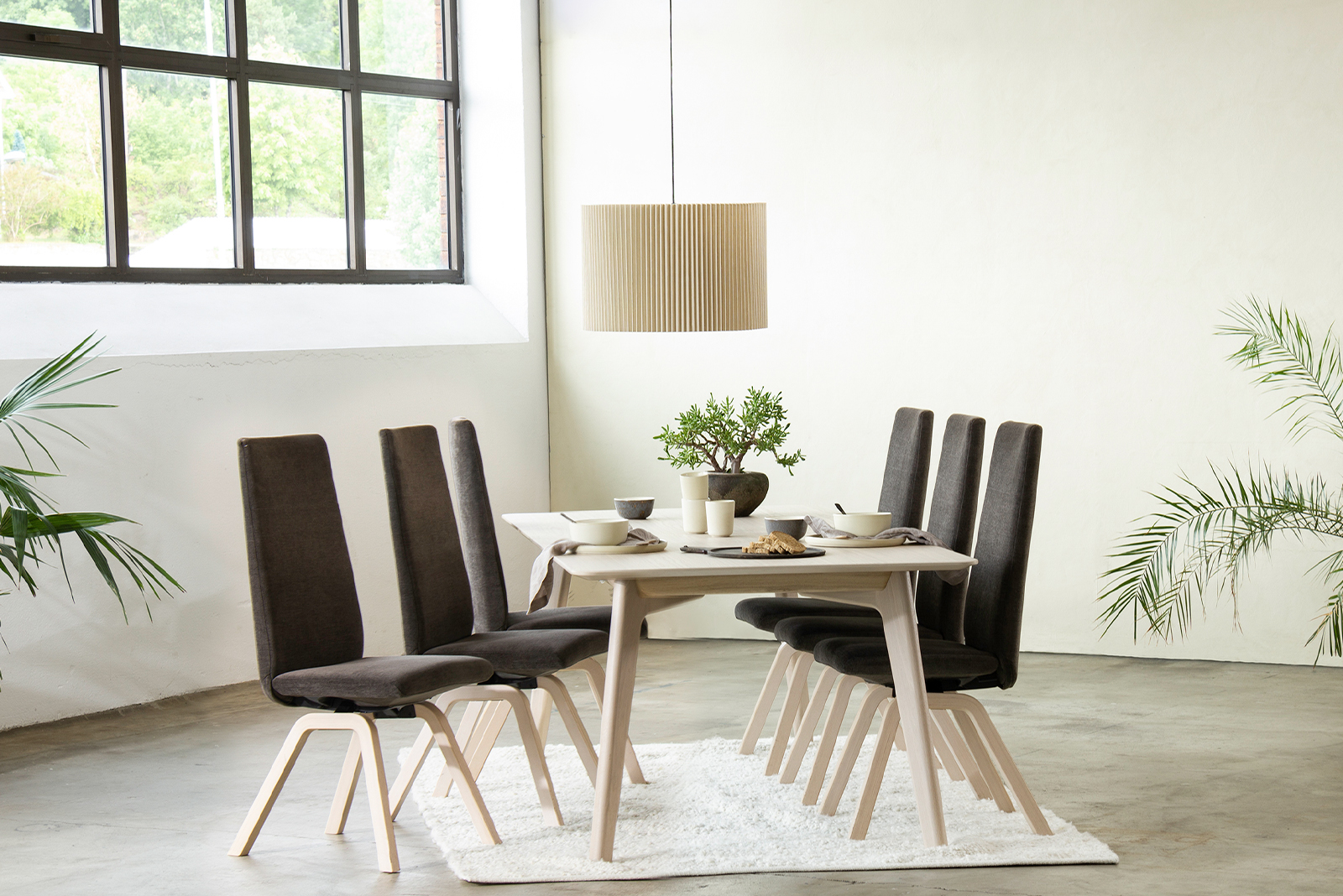 Chilli spisestol Tekstil Dahlia Grey. Høy rygg med hvitlasert D200 understell