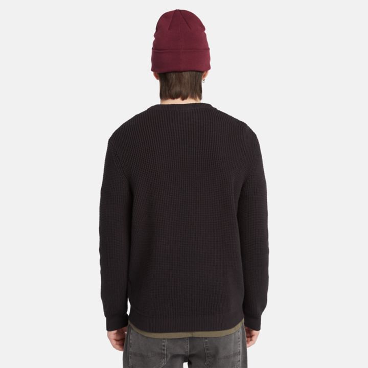 Suéter masculino de gola redonda com pregas para dentro, na cor preta.