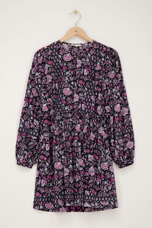 Zwarte jurk met lila en roze bloemenprint