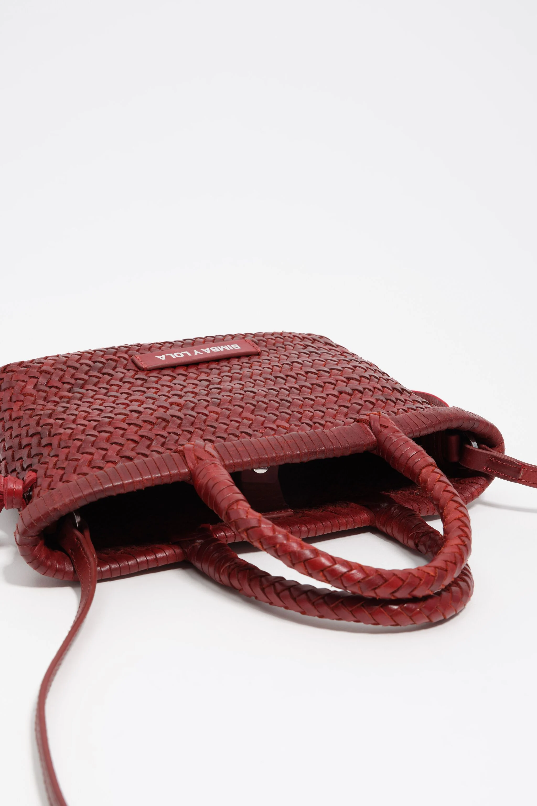 Bolsa pequena de couro trançado vermelho escuro