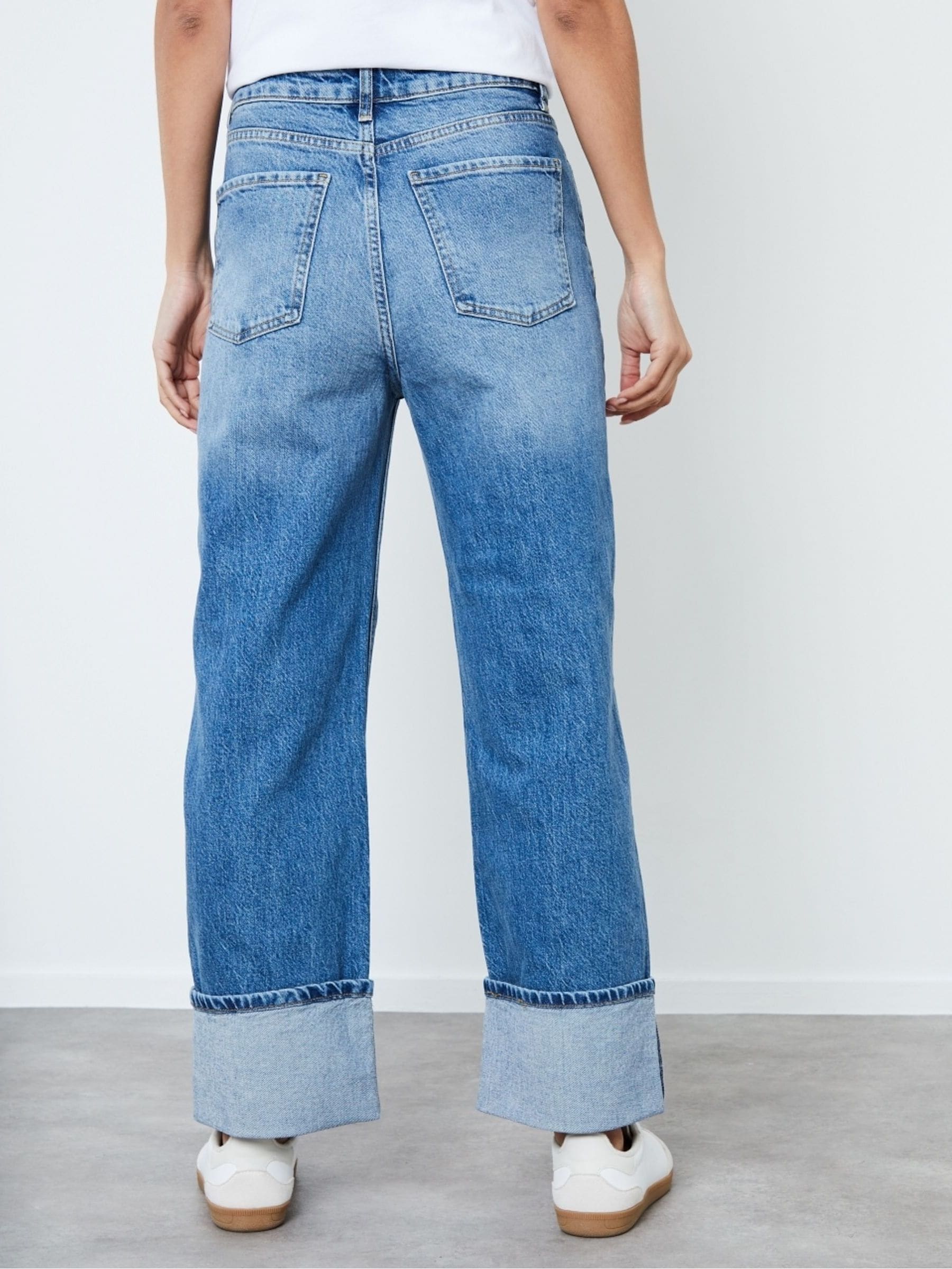 Another Sunday jeans met tonvormige pijpen, middenwassing en opgerolde zoom