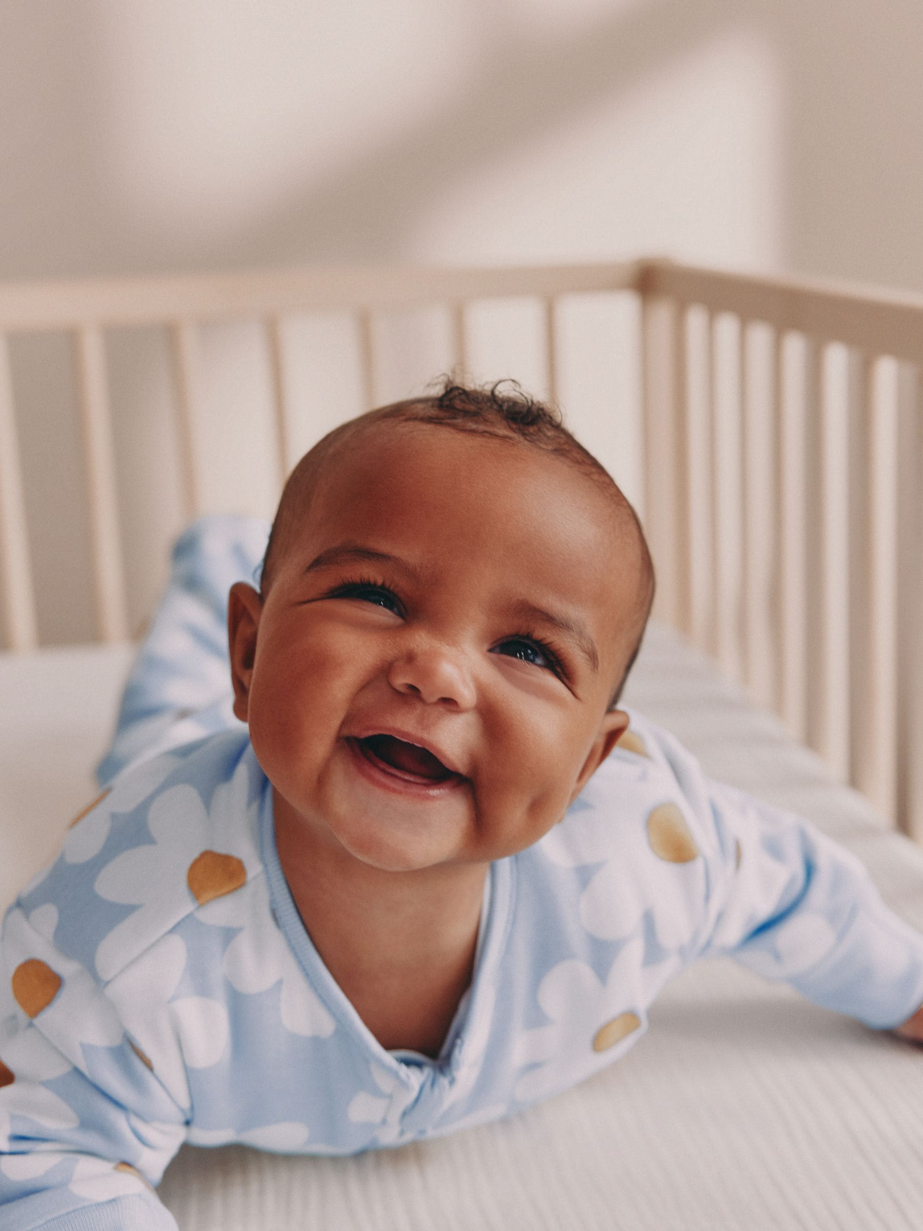 Blauw met bloemen - 2.5 TOG gewatteerde babypyjama