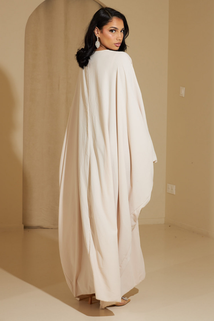Abaya fluide beige à broche sur le milieu