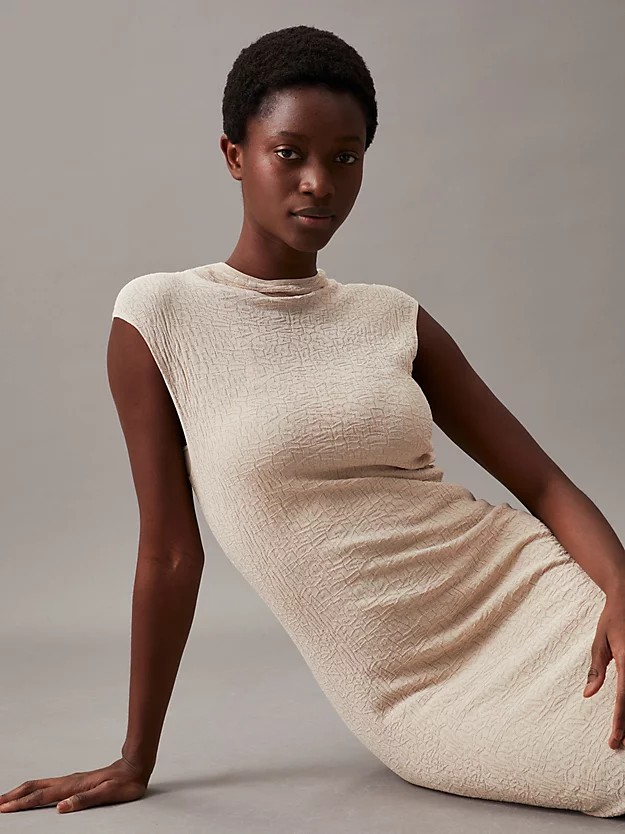 Vestido trapézio de corte justo em viscose com babados.
