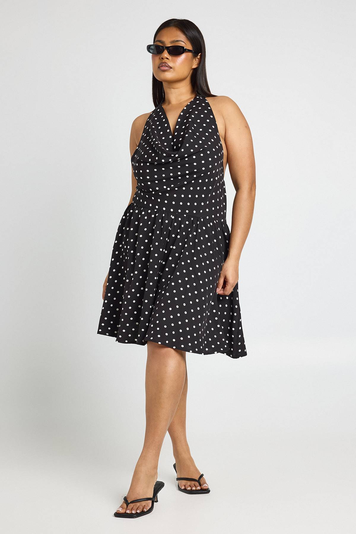 boohoo Robe Patineuse Grande Taille À Pois Avec Col Bénitier