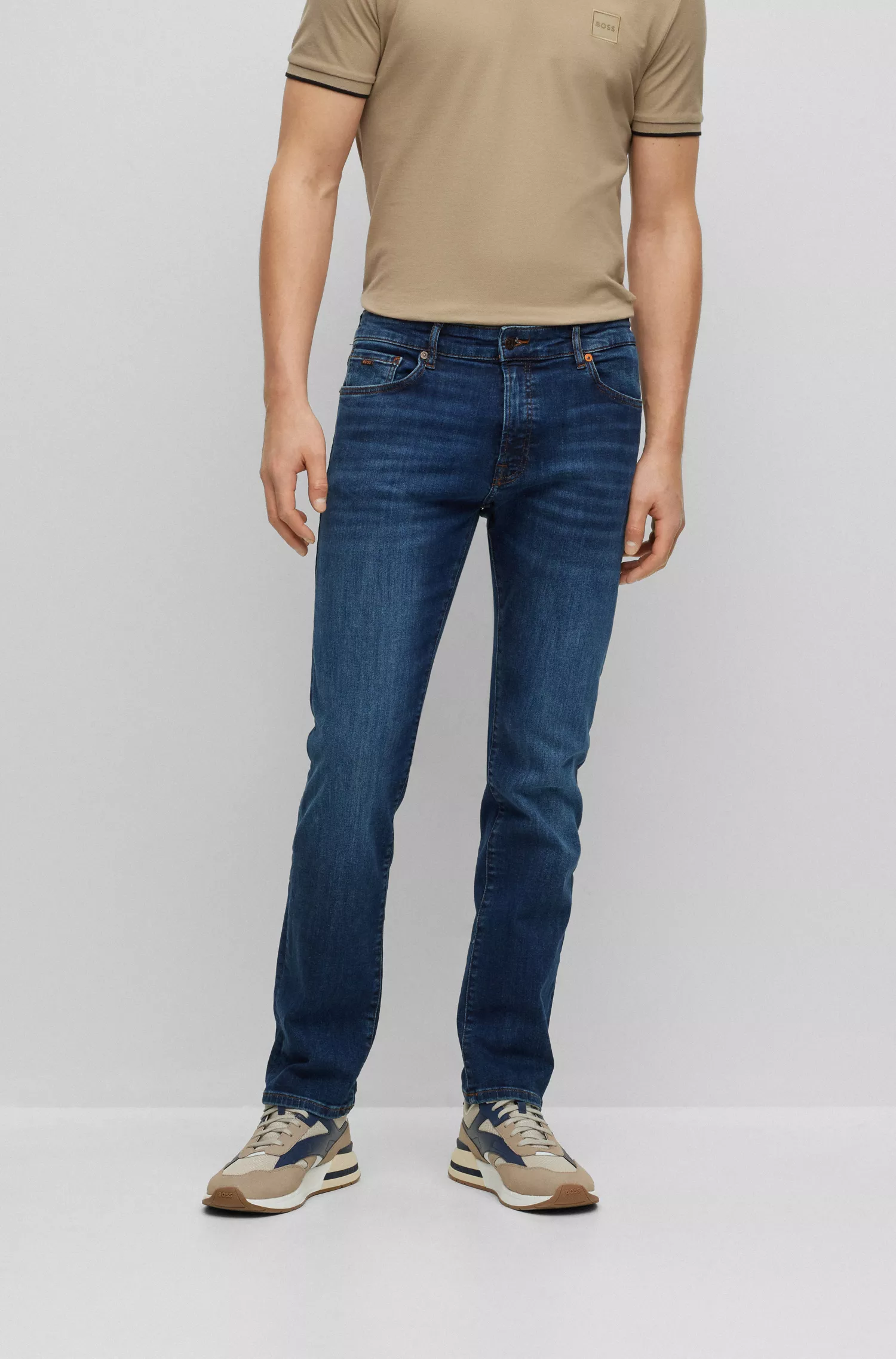 Calça jeans BOSS laranja, corte regular, em denim superelástico azul-escuro.