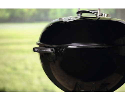 Weber Kettle E-5730 houtskoolbarbecue, Ø 57 cm, zwart, inclusief dekselthermometer, bodemrooster, stalen houtskoolrooster, gecoat stalen kookrooster, aluminium asopvanger, one-touch reinigingssysteem, brikettenmaatbeker