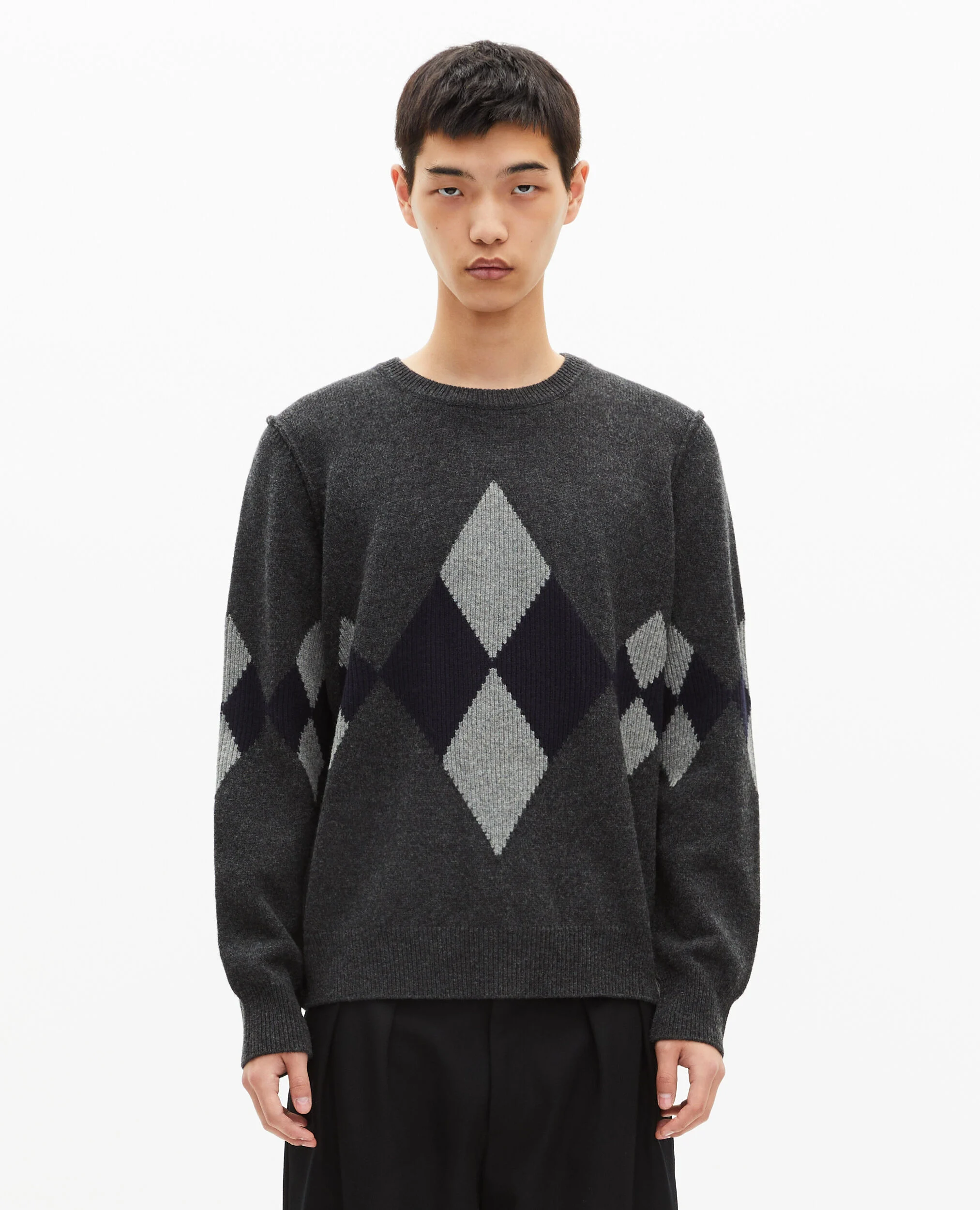 Pull en laine à motif losanges gris