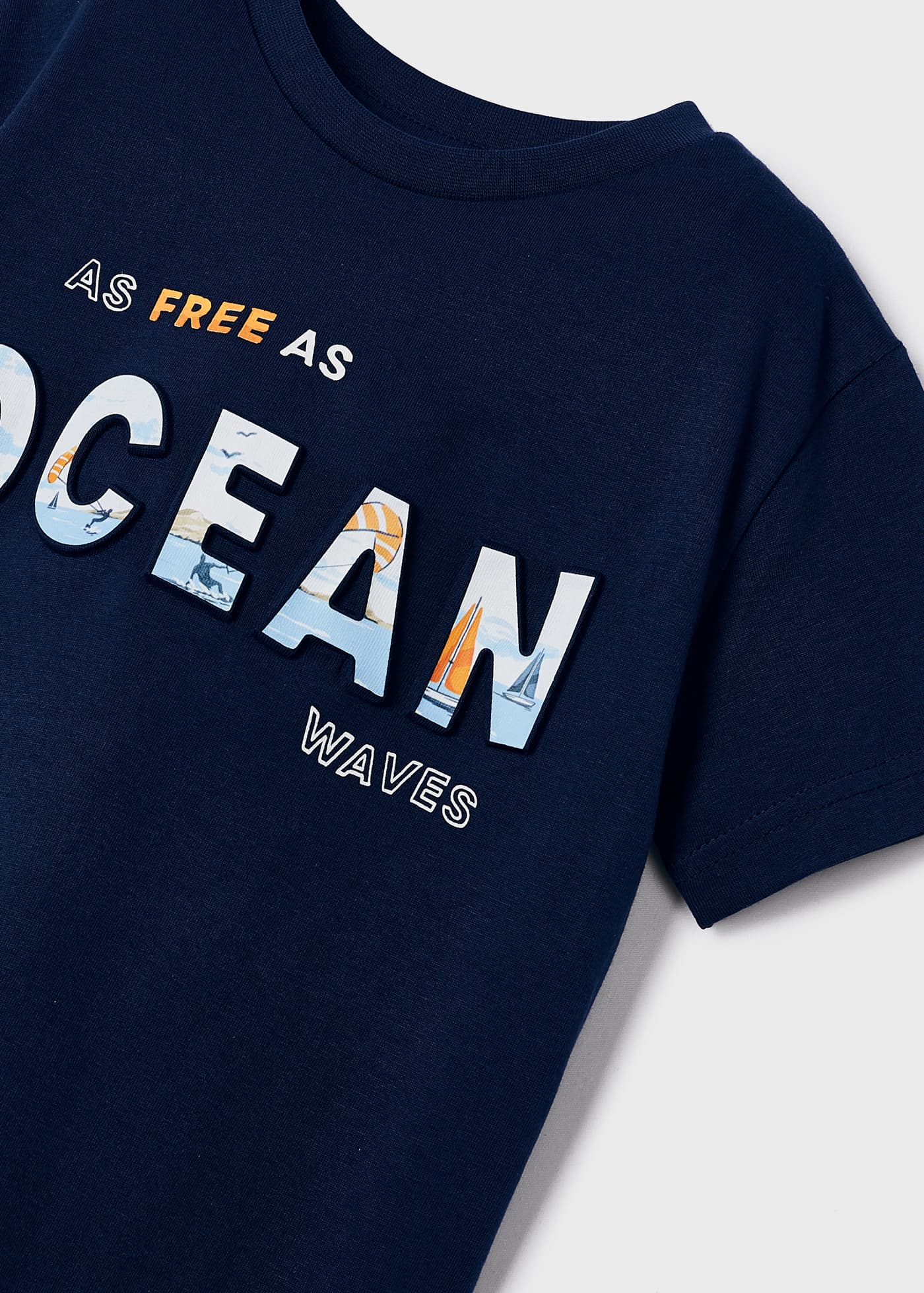 Camiseta infantil masculina em algodão sustentável com estampa.