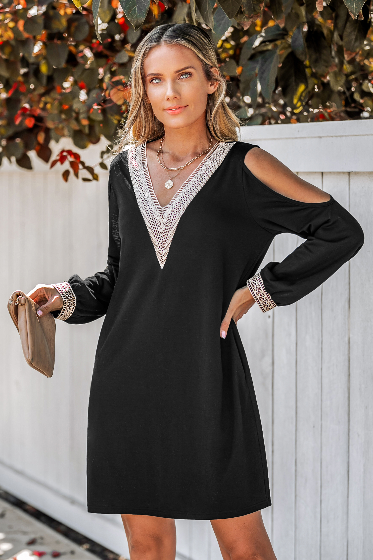 Robe mini à col en V en broderie