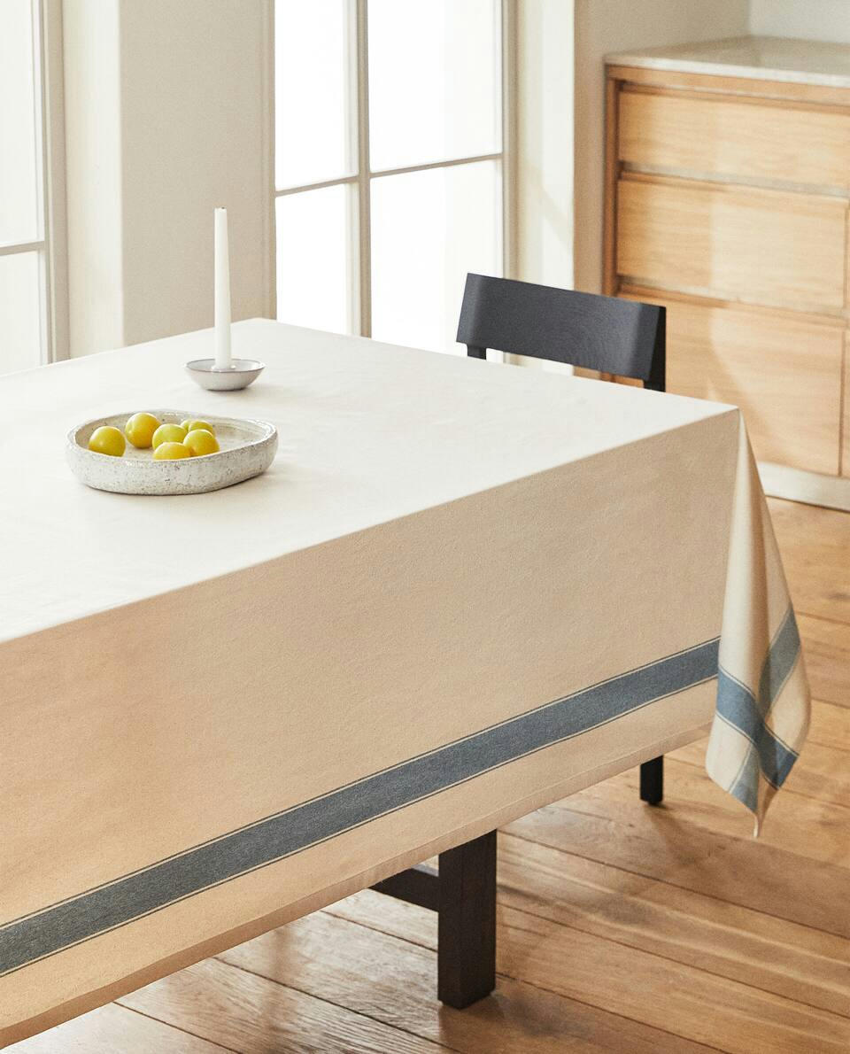 TOALHA DE MESA LISTRADA COM FIOS TINGIDOS