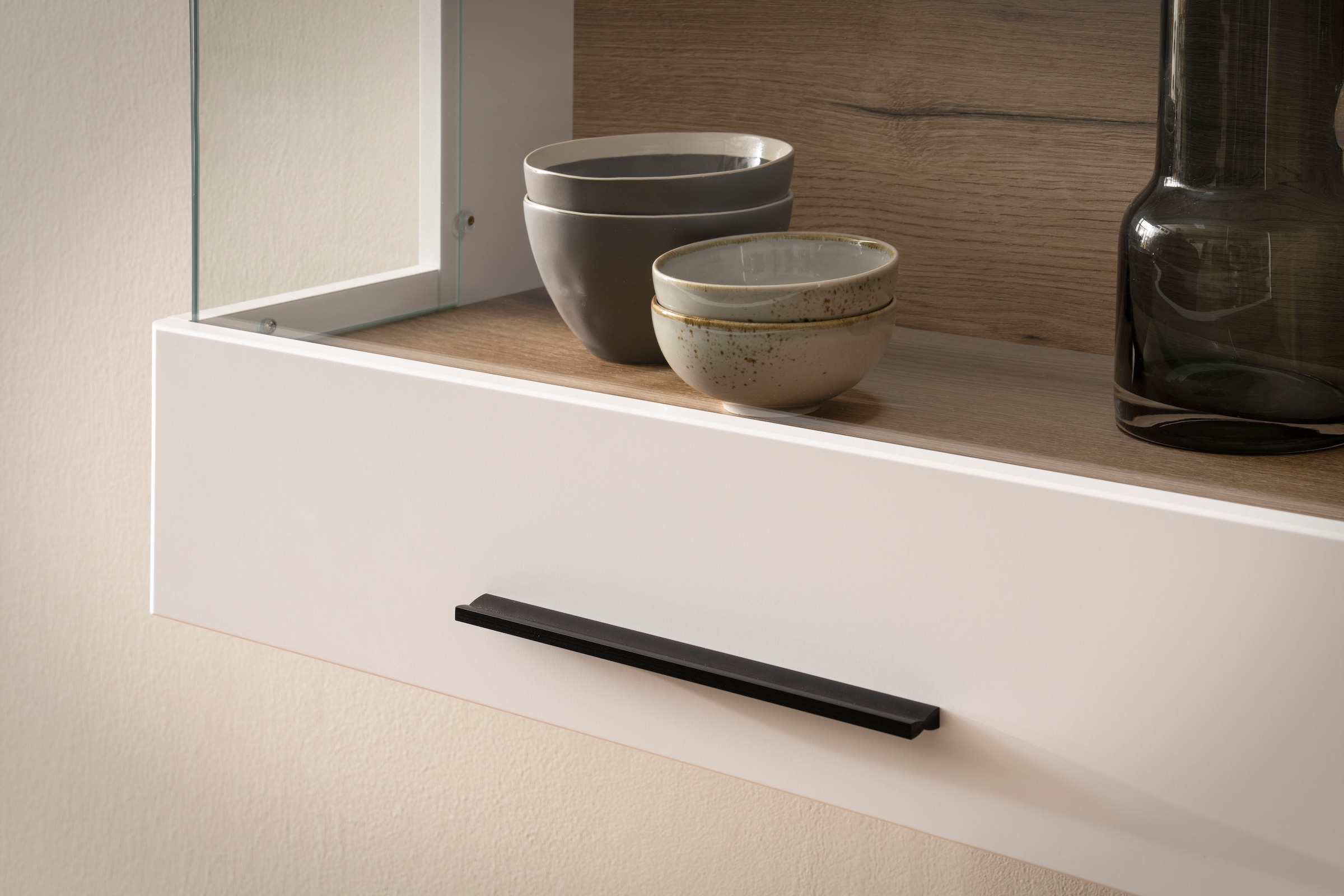 INOSIGN Hängevitrine »Salerno Hängeschrank, Glasvitrine, Weiss mit Eiche Evoke Dekor, modern.« Metallgriffe, ausreichend Stauraum, vielseitig einsetzbar, 120cm breit