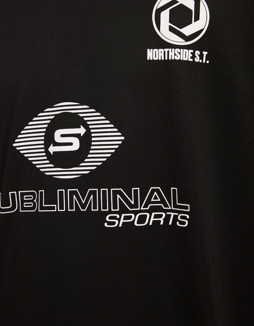 Camiseta esportiva técnica de manga curta com modelagem extra folgada