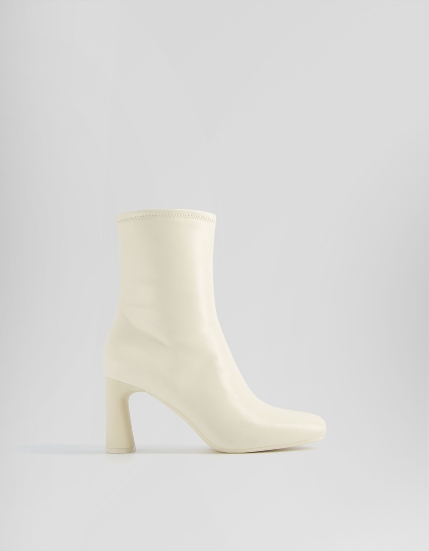 Botas de cano curto com salto médio ajustado