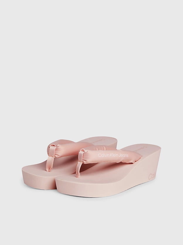 Chinelo de dedo com plataforma e salto anabela de cetim