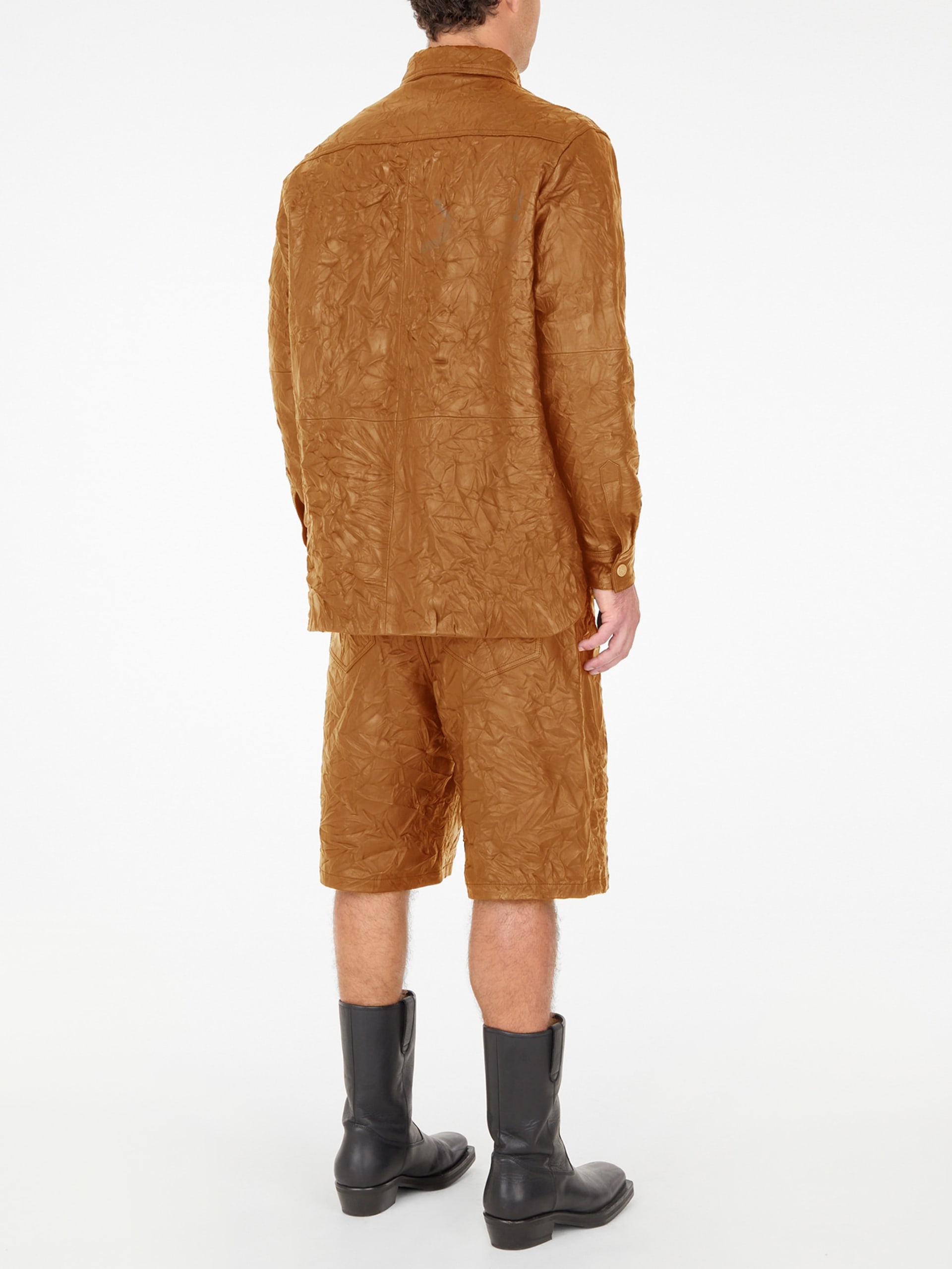 camisa de couro enrugado