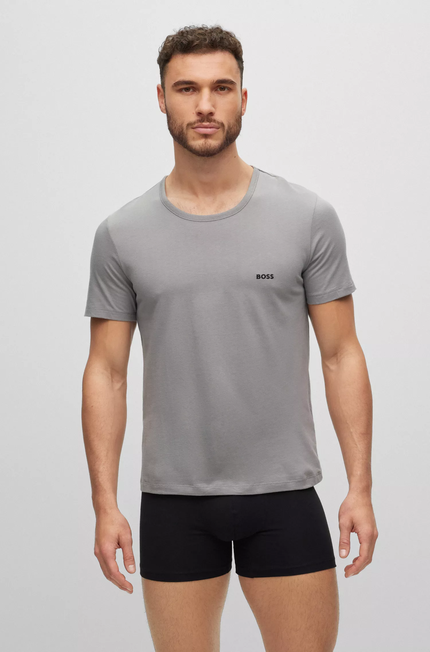 BOSS Black - Pacote com três camisetas de algodão com logo bordado.