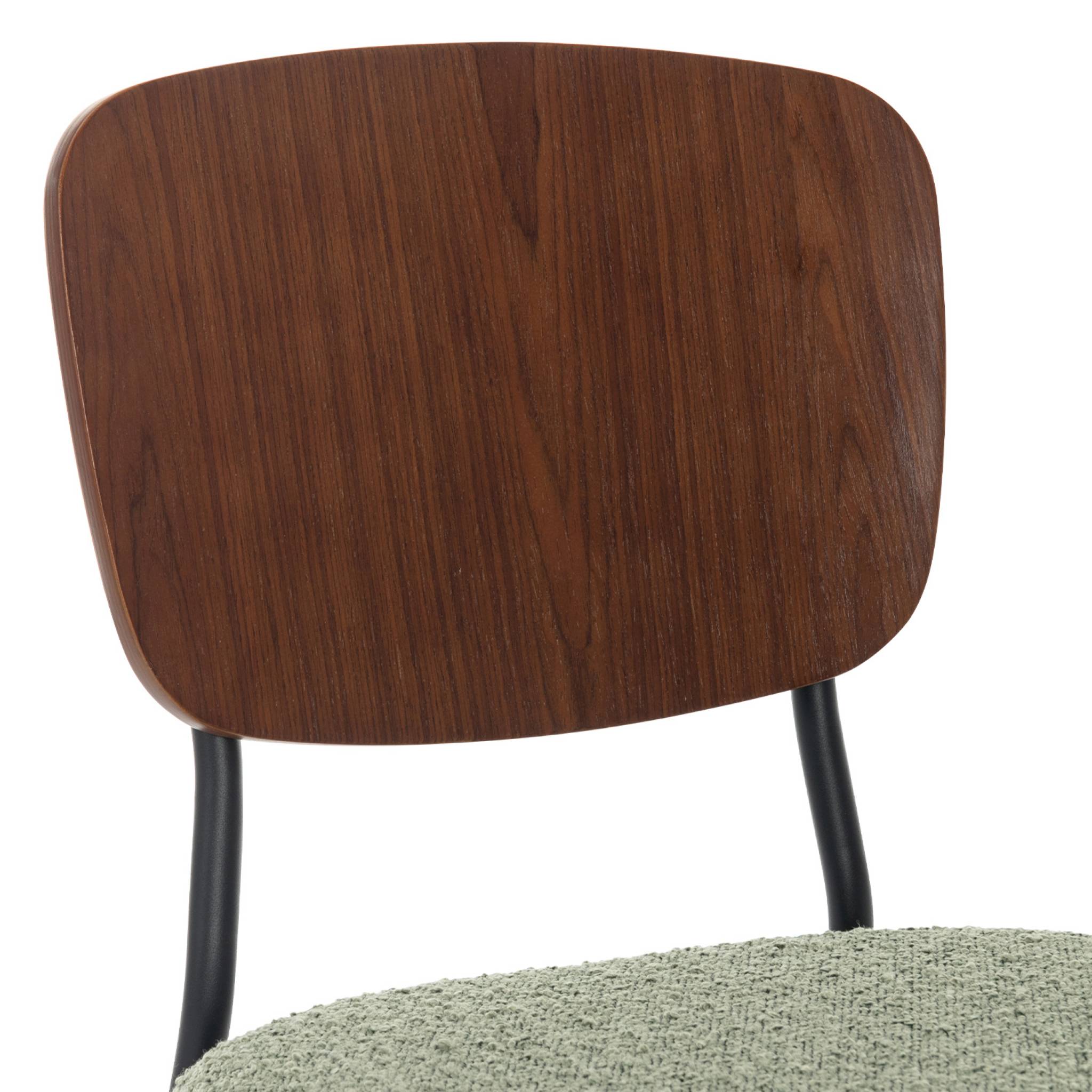 Lot de 2 chaises assise bouclette texturée verte. Dossier bois de peuplier courbé. Pieds en métal noir mat
