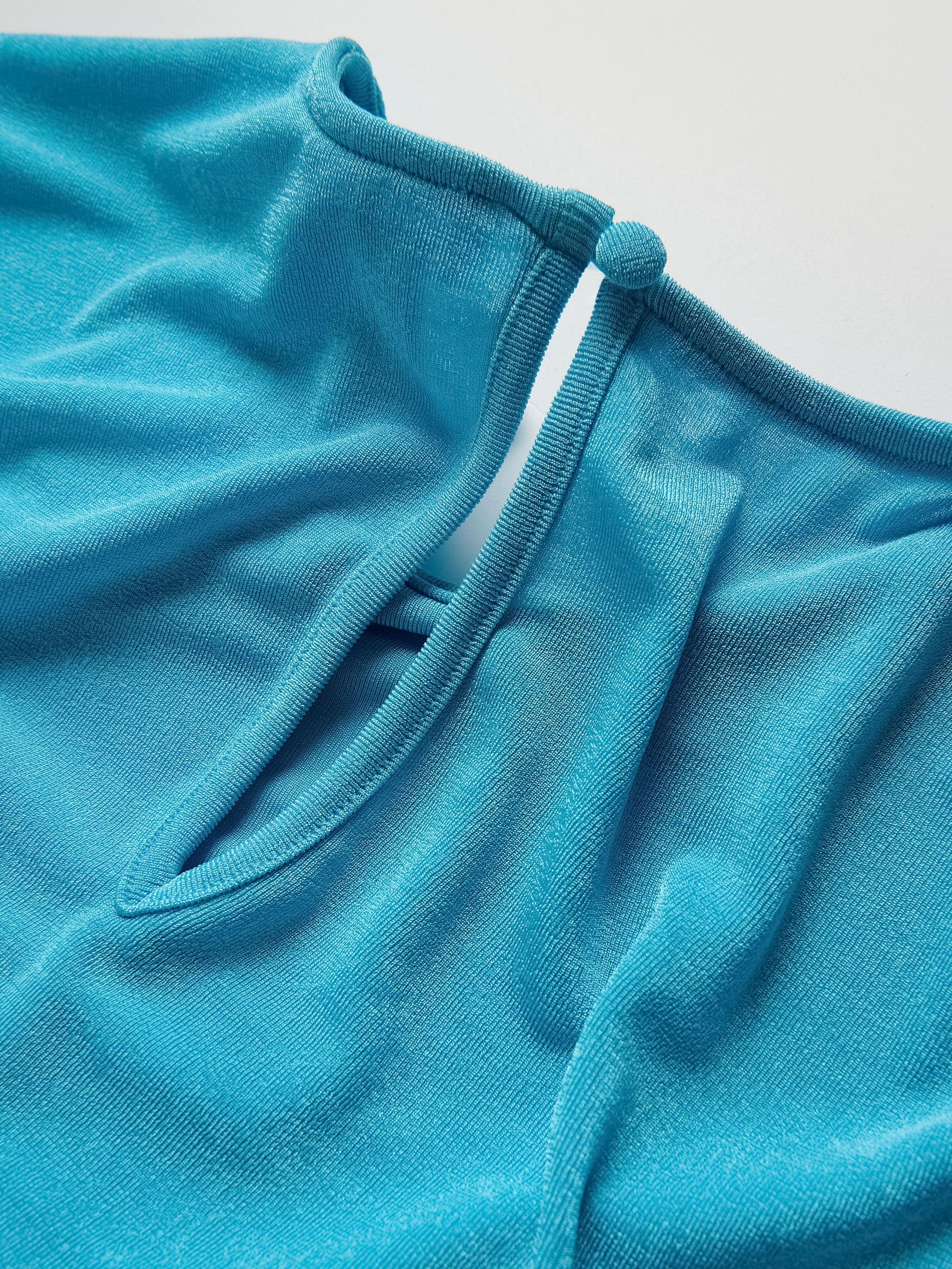 Glänzendes Kleid