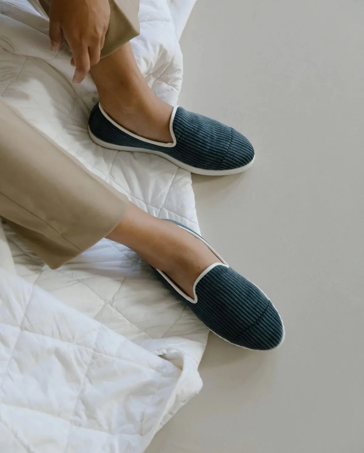 Chaussons unis en velours côtelé fourrés Angarde