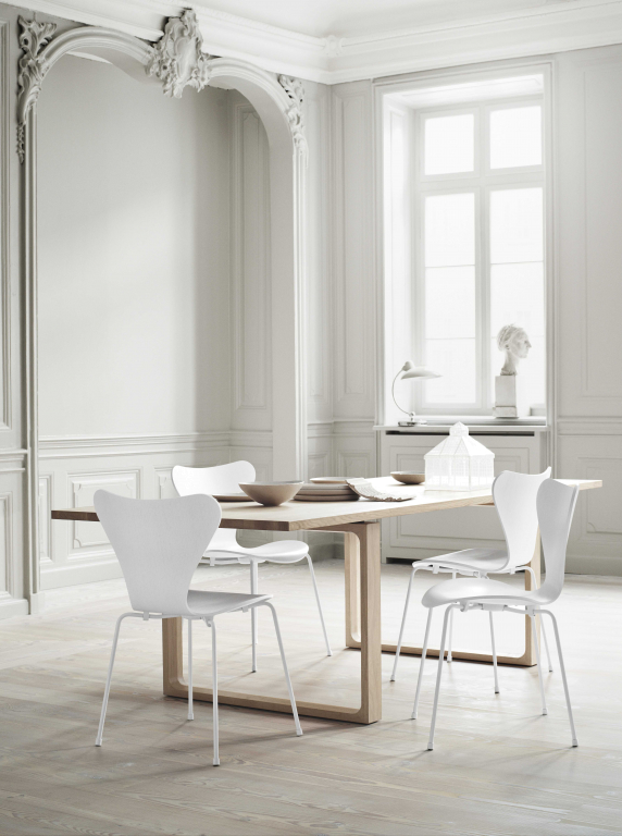 Fritz Hansen Vlinderstoel Series 7 stoel Monochrome gelakt Black