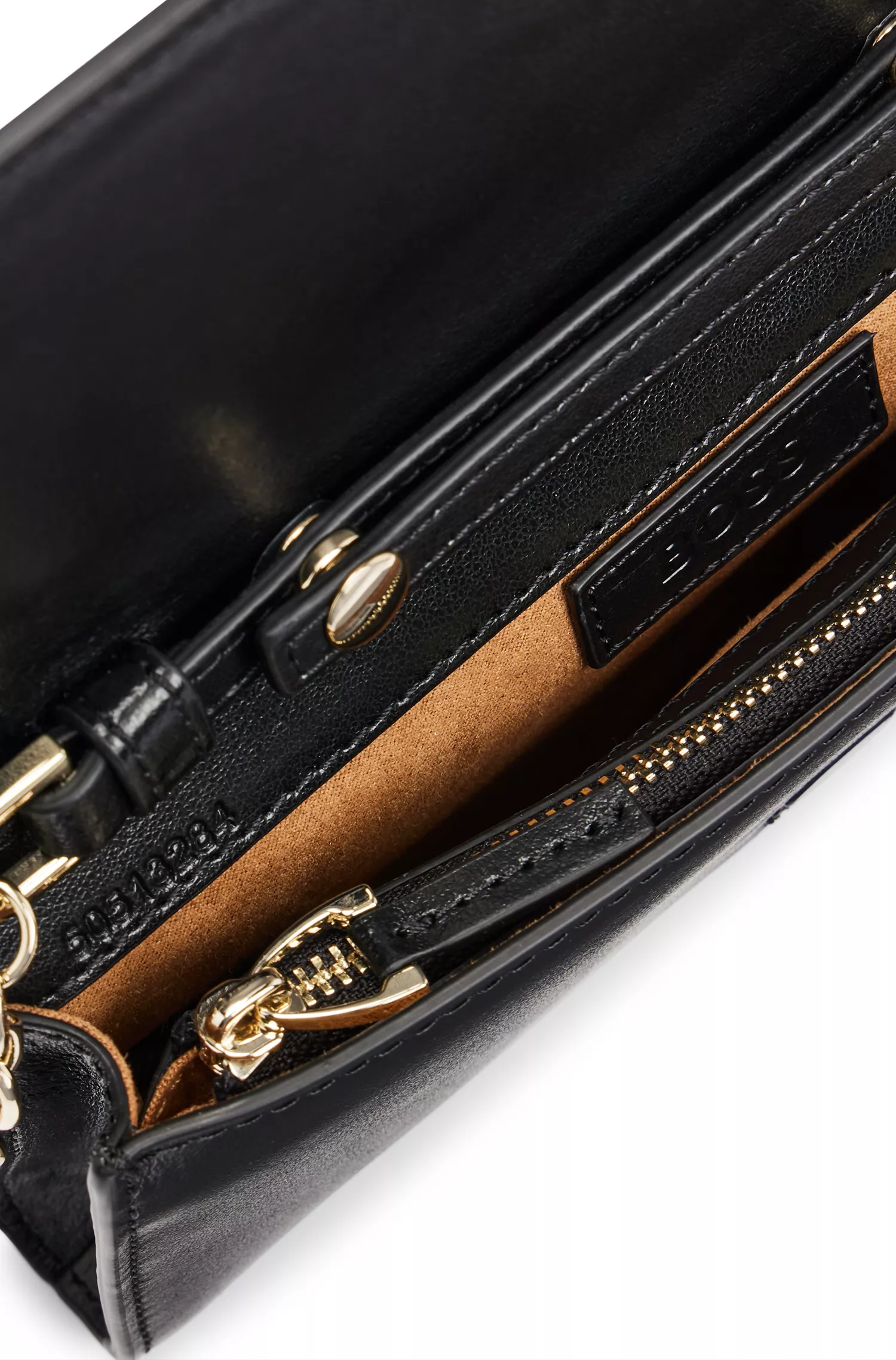 Bolsa carteira BOSS em couro preto com detalhes da marca.