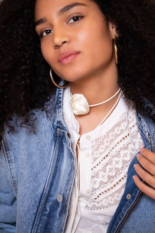Witte koord choker met satijnen bloem
