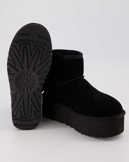 UGG Classic Mini Platform Winterschuhe in Schwarz