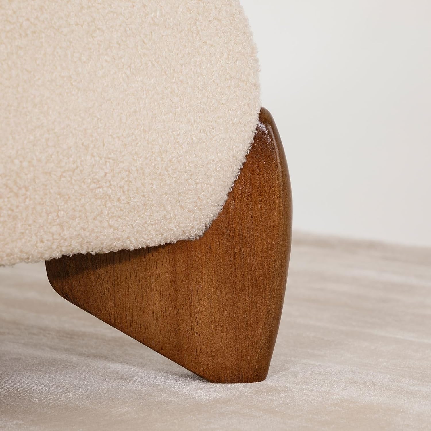 IDIMEX Polsterbett PATERNA gepolstert 180 x 200 cm, beige – modernes Doppelbett mit stabilem Lattenrost aus Holz, Bouclé Stoffbezug und Holzbeine Mid Century Design