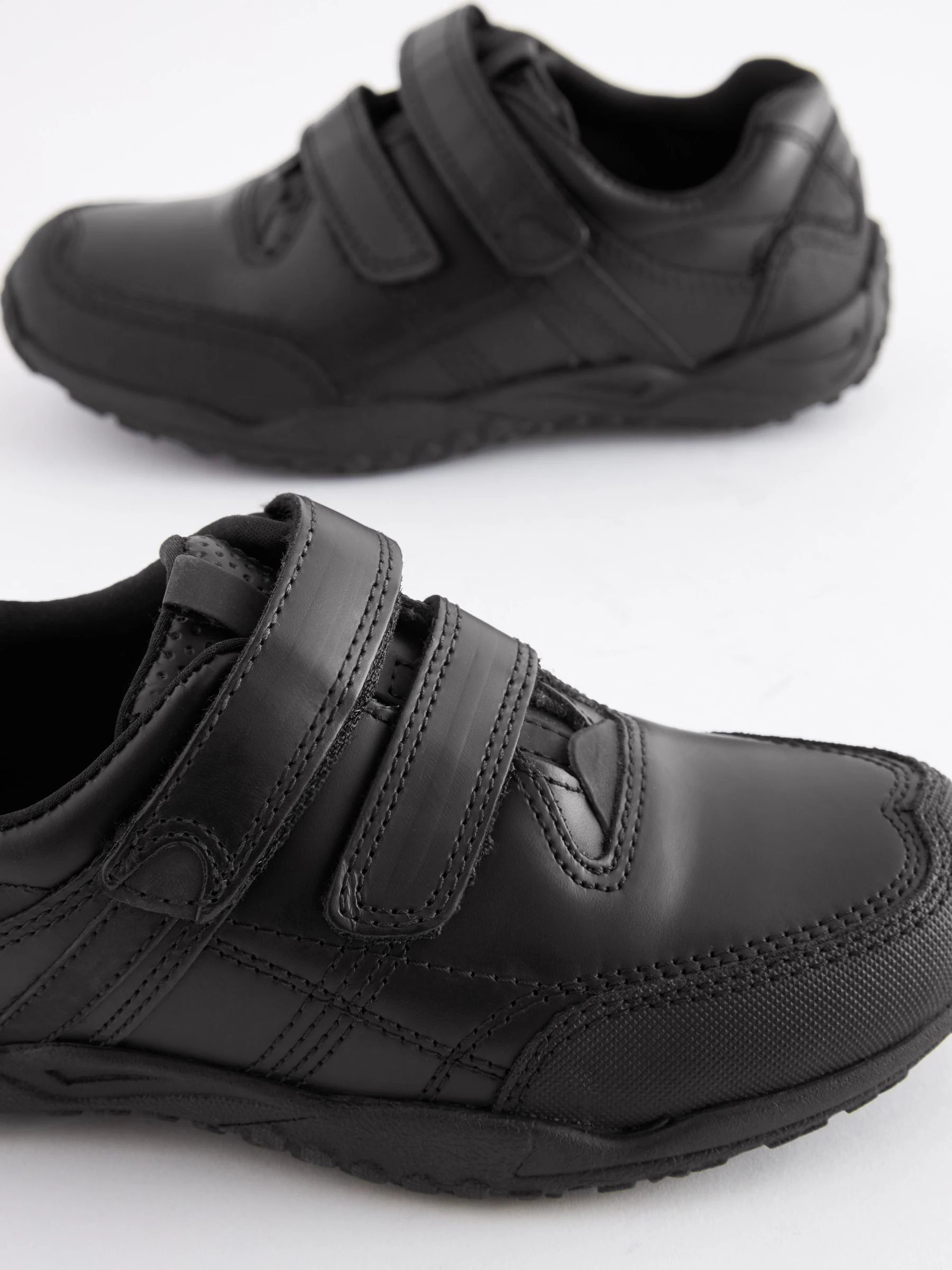Zwart - Schoolschoenen van leer met klittenbandsluiting