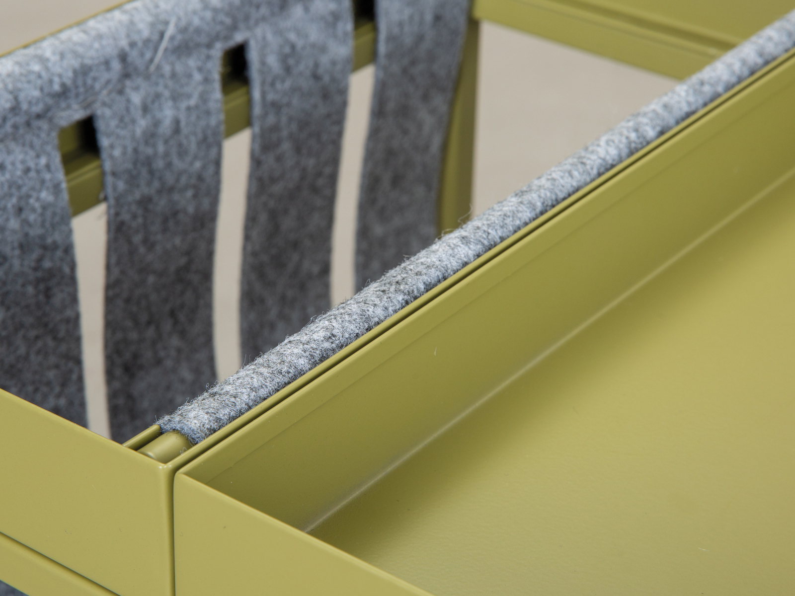 Beistelltisch CLUB NY MAGAZIN - olive - Metall