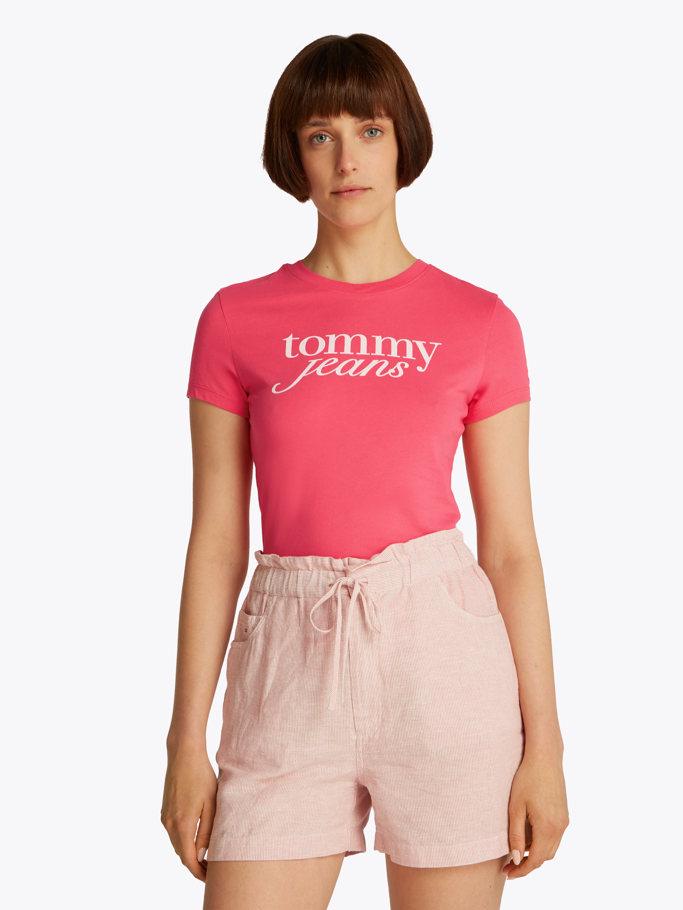 Tommy Jeans Curve Rundhalsshirt »Shirt TJW SLIM ESSENTIAL«, in Grossen Grössen, Logo-Print auf Brusthöhe, mit Logostickerei