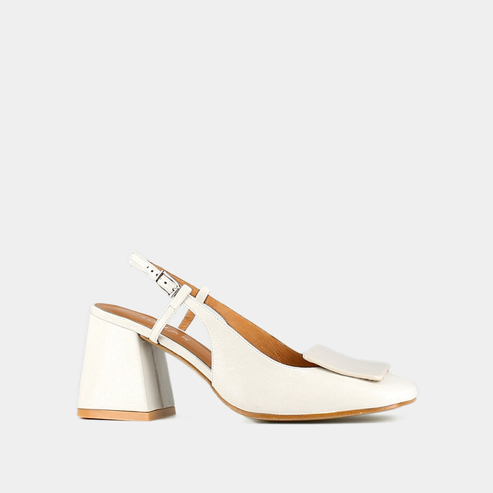 Escarpins slingback à bouts carrés  en vernis plissé écru
