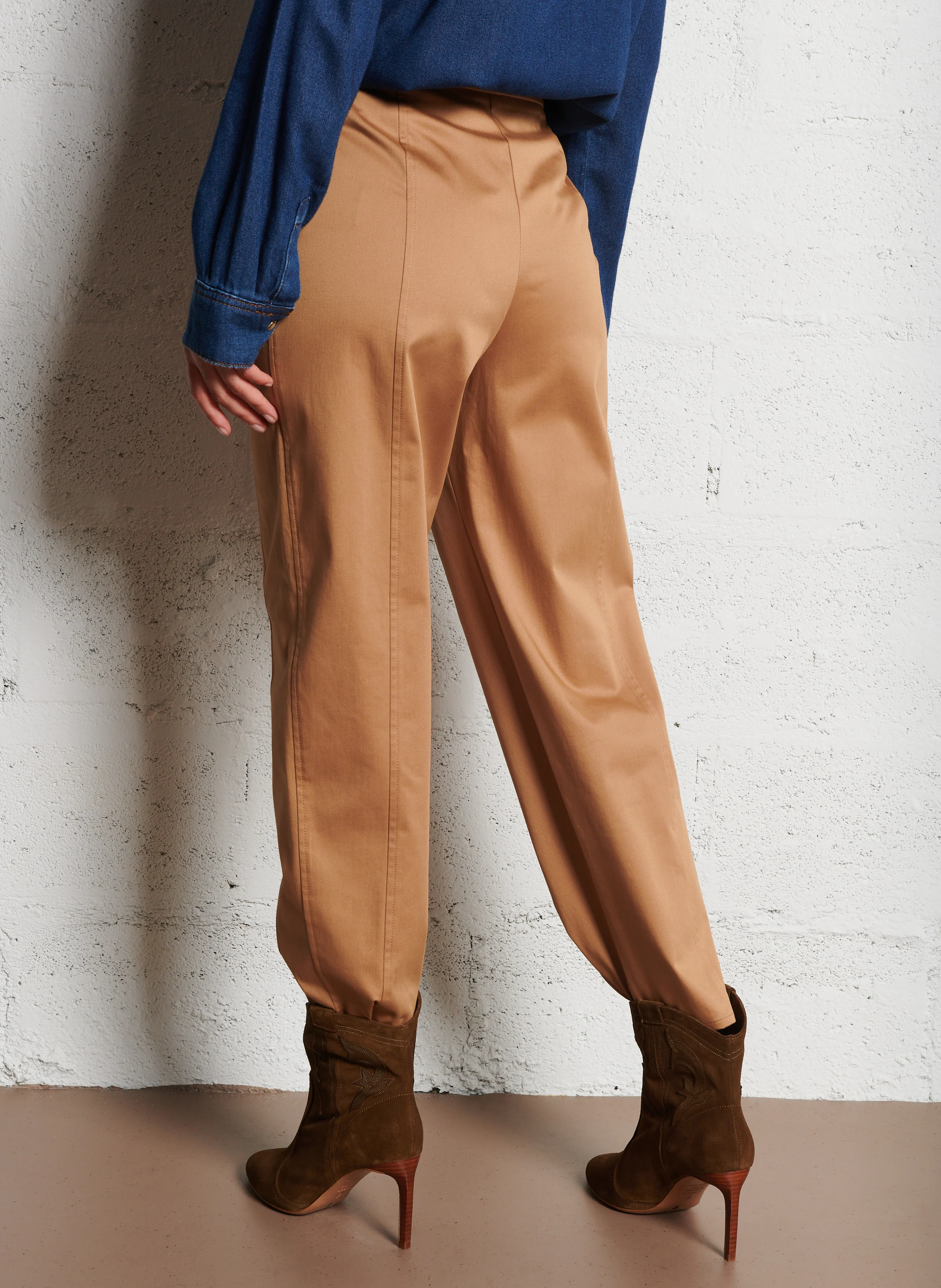 BAYA - Pantalon mom-fit en coton mélangé | Marron