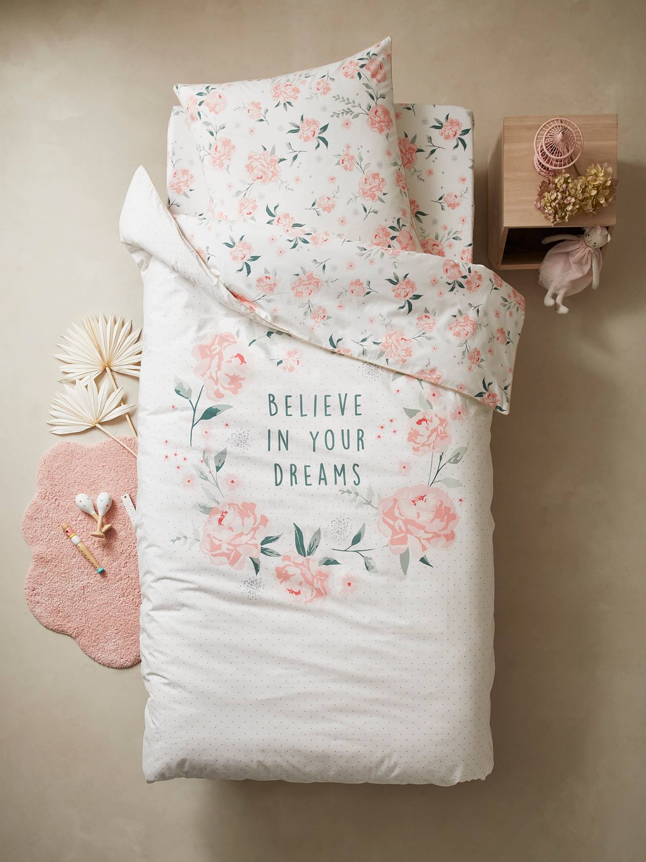 Conjunto infantil de capa de edredom e fronha Eau de Rose, branco claro, liso com estampas.
