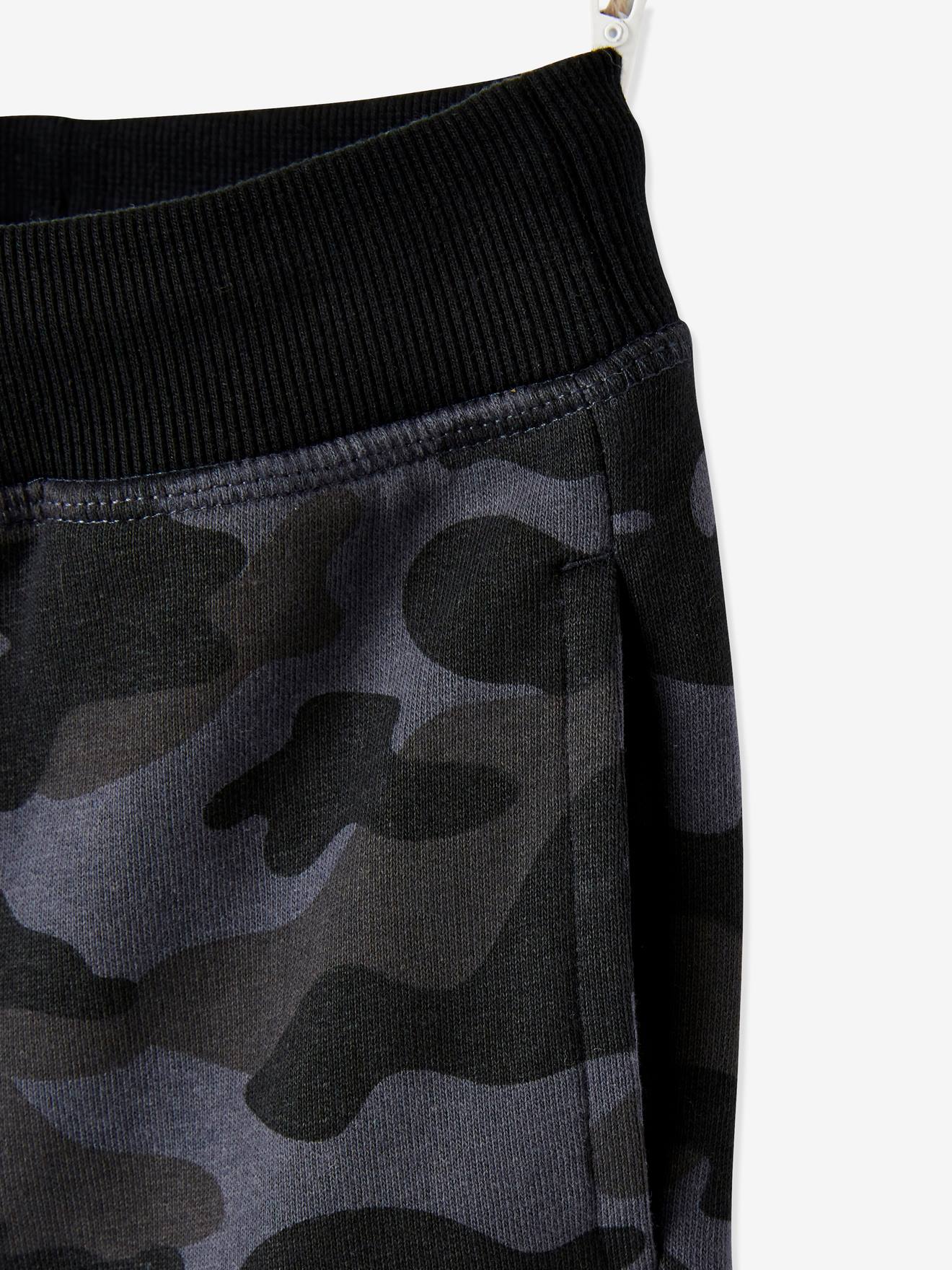Calça de fato de treino infantil em fleece com estampa camuflada, cor preta escura.