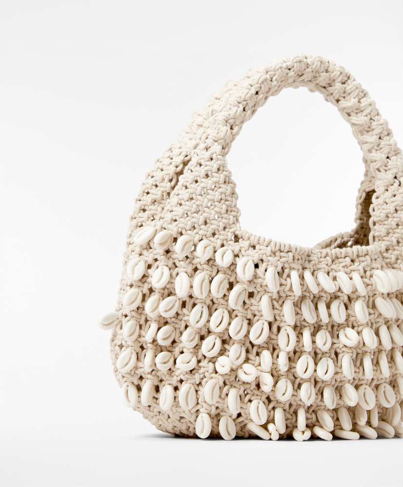 Bolsa pequena com alças em formato de concha.