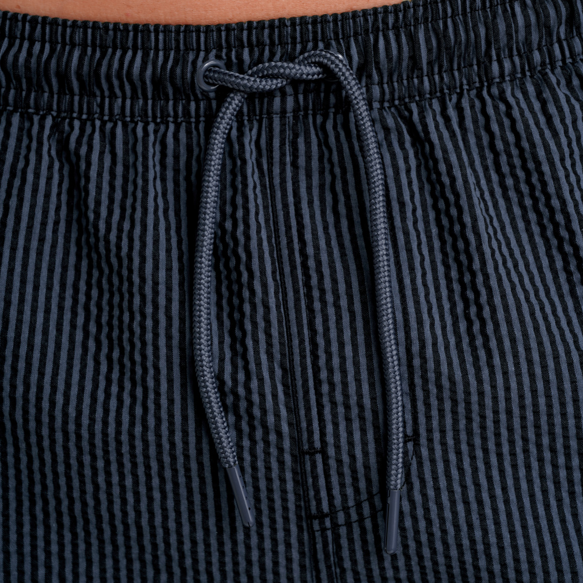 Jonas Nielsen Herren Badeshorts in Seersucker-Struktur dunkelblau / blau
