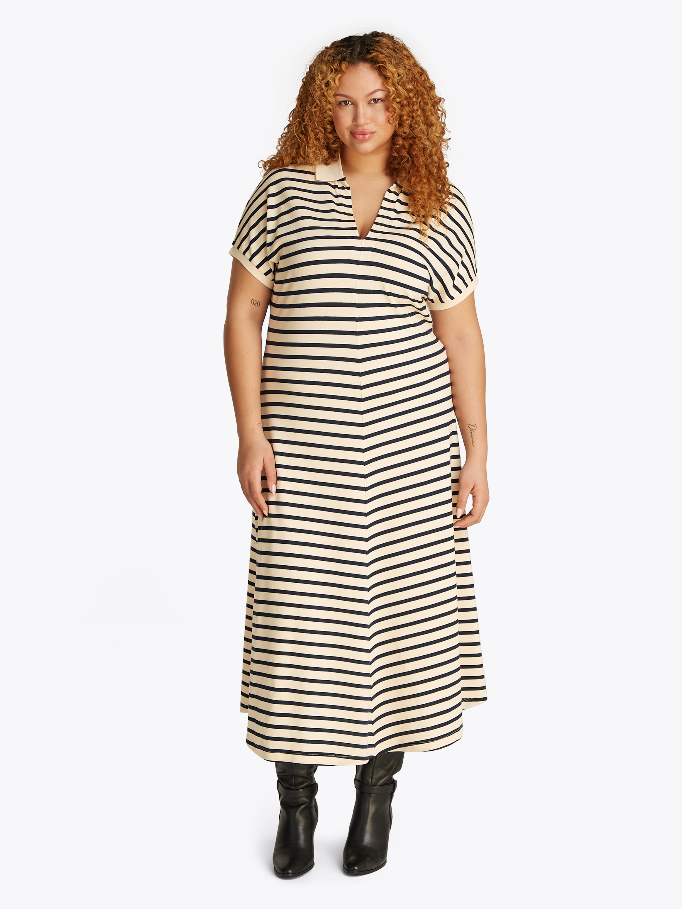 Tommy Hilfiger Curve Midikleid »CRV LYOCELL OPEN-NK MIDI DRESS« in Grossen Grössen, Logostickerei, V-Ausschnitt