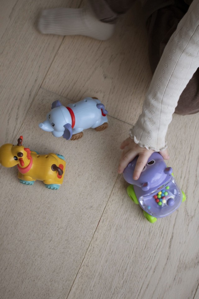 Scandinavian Baby Products - Baby legetøjsbil - flodhest med konfetti