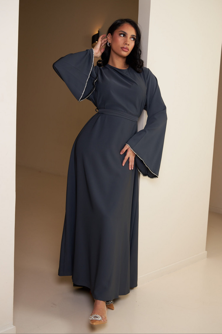 Robe grise ceinturée à perle sur les manches