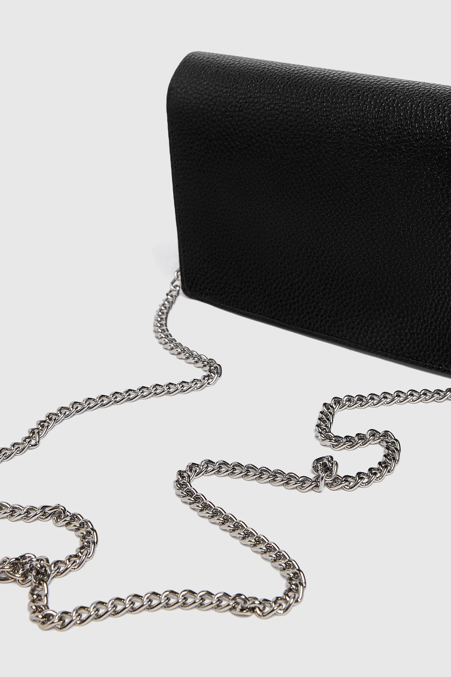 Bolsa transversal com detalhe de argola - preta