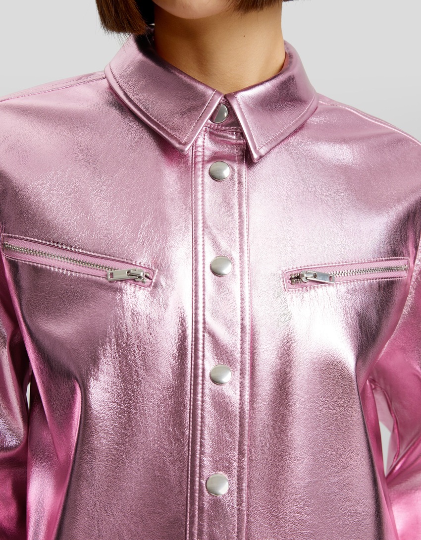 Camisa cropped de manga comprida em couro sintético com zíperes