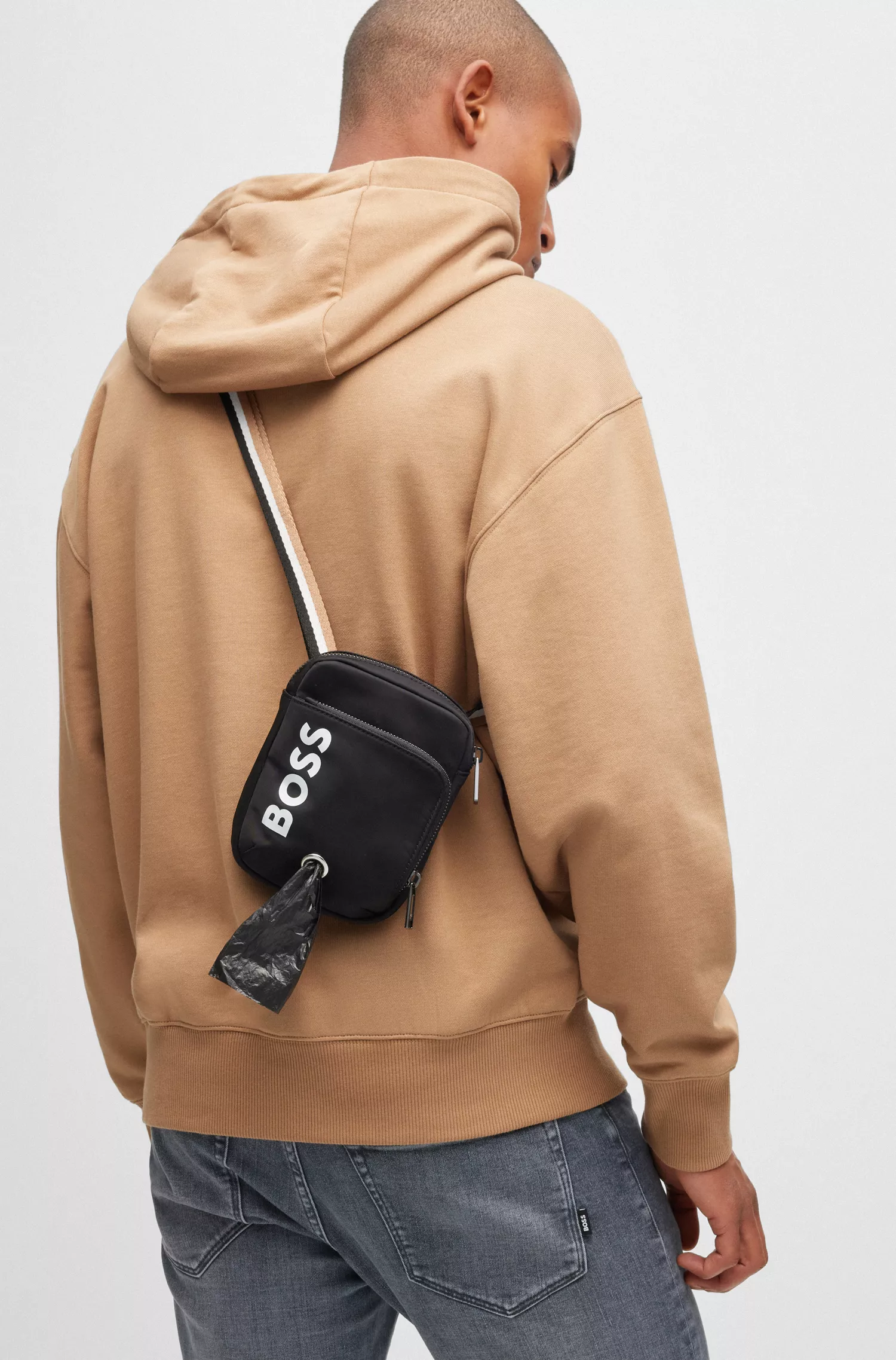 Bolsa transversal preta BOSS para passear com o cachorro, com logotipo contrastante.