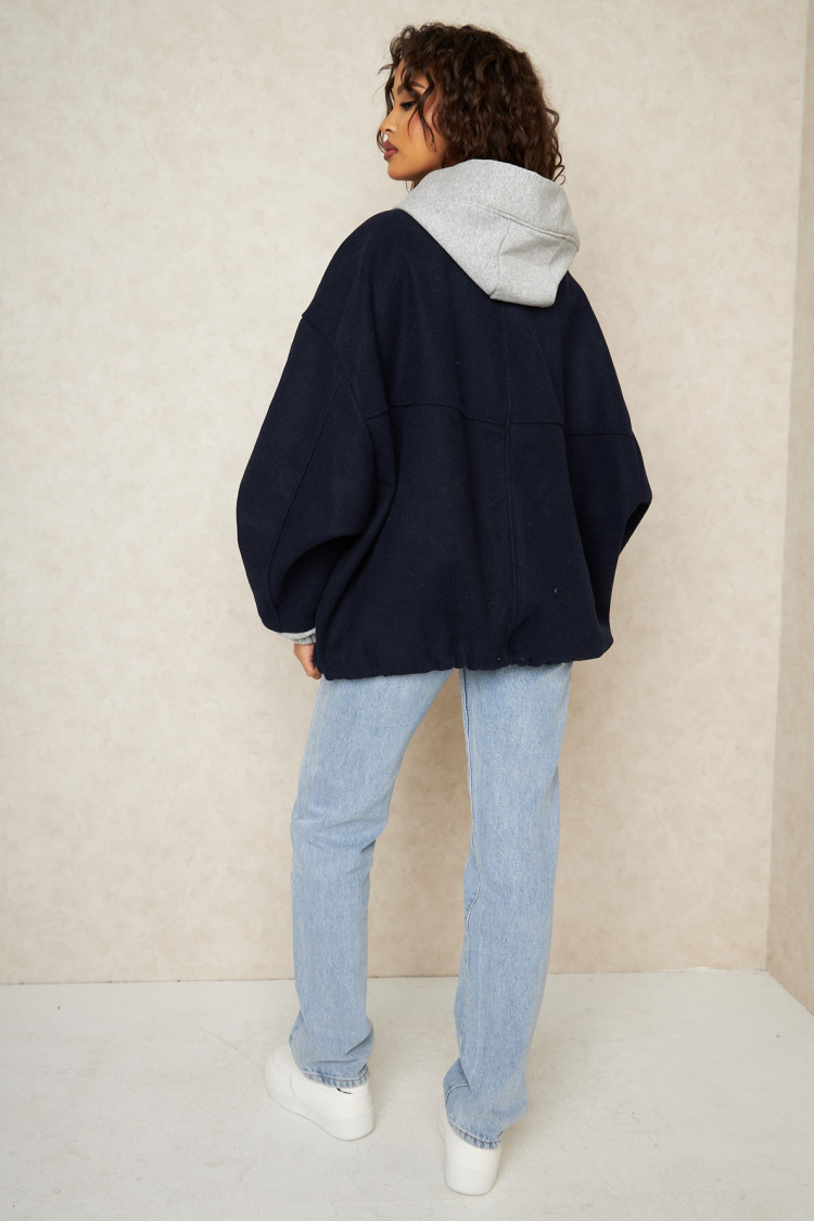 Veste à capuche bleu foncé et grise