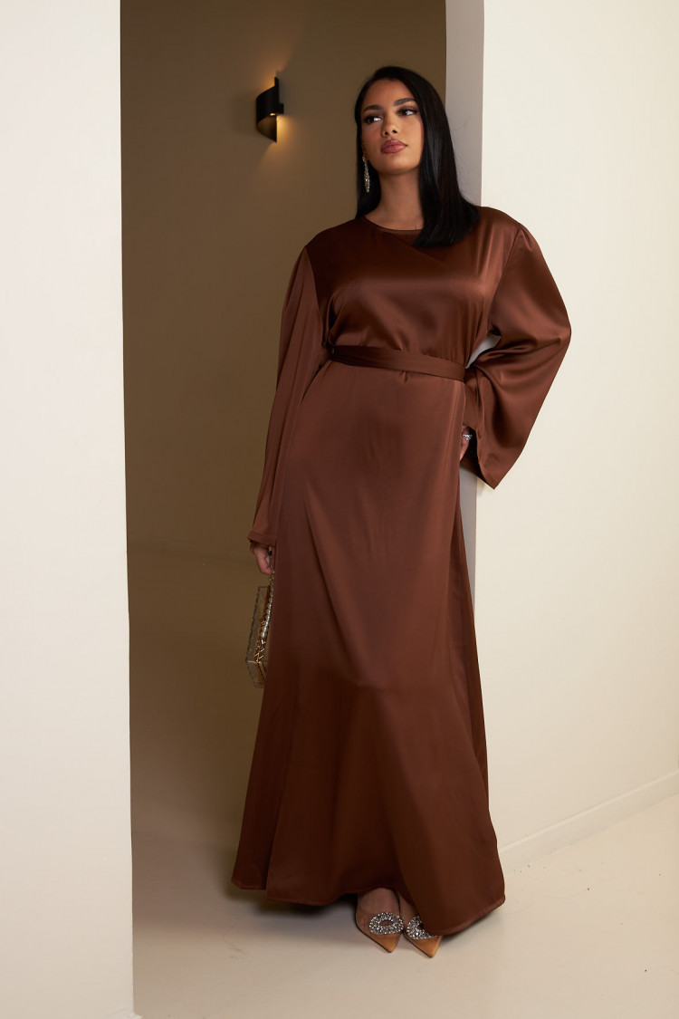 Robe ample ceinturée et satinée marron foncé