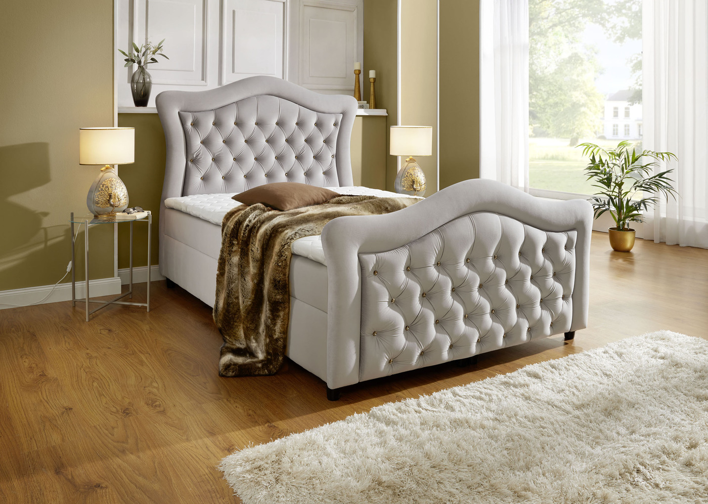 Boxspringbett mit gepolsterten Kopf- und Fußteil